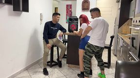 bailando regueton con la novia de mi amigo y le froto mi polla en su culo al frente de el ntr netorare