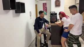 bailando regueton con la novia de mi amigo y le froto mi polla en su culo al frente de el ntr netorare