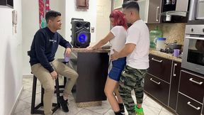 bailando regueton con la novia de mi amigo y le froto mi polla en su culo al frente de el ntr netorare