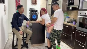 bailando regueton con la novia de mi amigo y le froto mi polla en su culo al frente de el ntr netorare