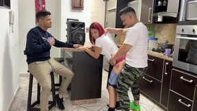 bailando regueton con la novia de mi amigo y le froto mi polla en su culo al frente de el ntr netorare
