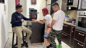 bailando regueton con la novia de mi amigo y le froto mi polla en su culo al frente de el ntr netorare