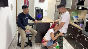 bailando regueton con la novia de mi amigo y le froto mi polla en su culo al frente de el ntr netorare