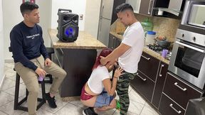 bailando regueton con la novia de mi amigo y le froto mi polla en su culo al frente de el ntr netorare