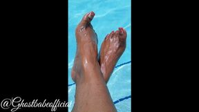 Veiny Poolside feet