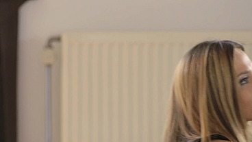 Belle bourgeoise blonde, se fait dilater les orifices par un ouvrier noire.