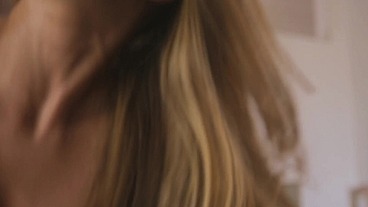 Belle bourgeoise blonde, se fait dilater les orifices par un ouvrier noire.