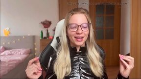 Dominant woman explores rubberfetish in PVC and leather scenes