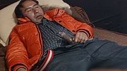 me masturbo y toco la verga en una cama