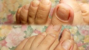 Pies sucios se corta las uñas