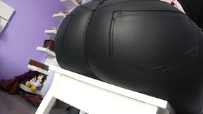 nini divine s huge ass is very tight in these leggings!