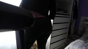 nini divine s huge ass is very tight in these leggings!
