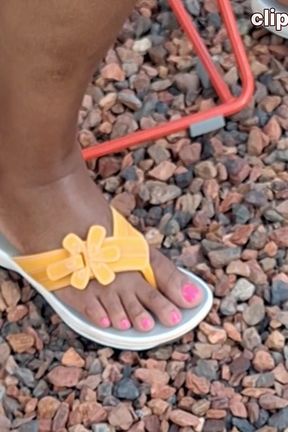 Ebony MILF Shiney Thighs Legs N Pretty Pink Toes