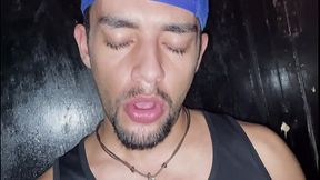 meu namorado segurou e eu soquei rola no desconhecido no dark da balada