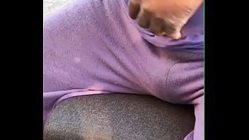 Tocandose su gran bulto