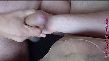 Nylonjunge bläst gerne geilen Schwanz