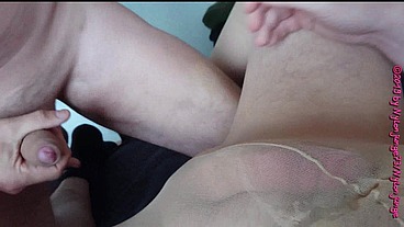 Nylonjunge bläst gerne geilen Schwanz