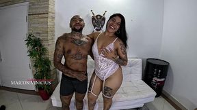 um casal diferente com um homem trans e ted mete o ferro nos dois