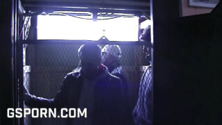 Niedbałe obciąganie i brutalne rżnięcie analne w dzikiej gejowskiej orgii gangbangu z gorącymi wytryskami