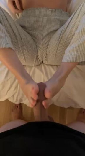 JOI for you while I give a footjob 🤍