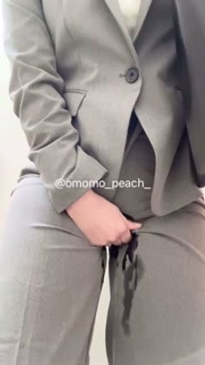 【グレーのパンツスーツでトイレ順番待ち中おもらし】#omorashi #peeaccident #desperation wetting #pee desperation