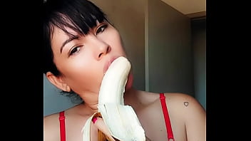 N&atilde_o goze vendo a novinha comer a banana, garganta profunda