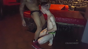 minet baisé par un latino en backroom
