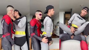 batmam sentando na pica do aranha