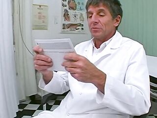 mother I'd like to fuck Patientin vom Doktor gefistet