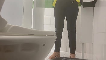 Mi madrastra se graba meando en el ba&ntilde_o para que yo me masturbe todas las noches