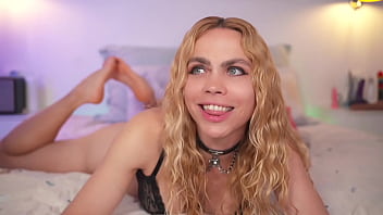 Amateur slutty camwhore moans with pleasure while fingering herself
