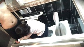 「もっと僕のチンコを綺麗な足の裏で踏んでください…」と公◯便◯で円する女◯高◯生に頼むサラリーマン33歳。