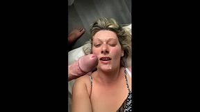 Claudie sure trois bites et se fait arroser