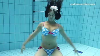 Busty Underwater Babes in Lingerie: Iva Brizgina and Paulinka