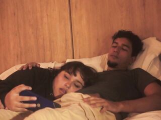 a mi hermanastro le encanta vicitarme de noche y darme sorpresas