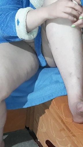 Accidental Flash of Mom's Pussy.