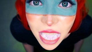 Cosplayer di una ragazza aliena dai capelli rossi fa un pompino e ingoia la bocca piena di sperma (POV)