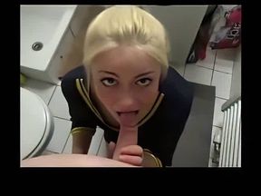Deutscher blonder Amateur gibt Deepthroat-Blowjob