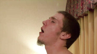 Hai anh chàng đồng tính người Pháp xăm trổ nghiệp dư thống trị trong những màn quan hệ tình dục trần trụi thô bạo với dương vật to đâm vào hậu môn và những màn xuất tinh bừa bãi.