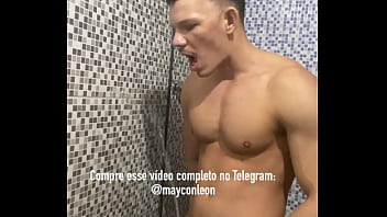 MACHO DANDO MIJ&Atilde_O NA PR&Oacute_PRIA BOCA