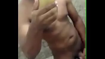 Moreno dotado batendo uma punheta.