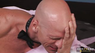 Johnny Sins anal knuller store pupper tatovert Christy Mack og Madison Ivy i strømper i trekant