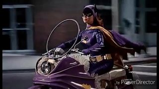 Une cosplayeuse Batgirl de style vintage baisée dans le cul et la chatte dans la parodie Batman XXX