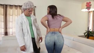 Abella Danger neemt het diep in haar strakke kont