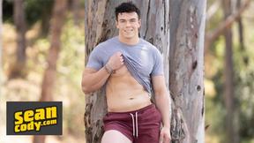 ”Muscular Hunk Clark Reid's Camera Masturbation”