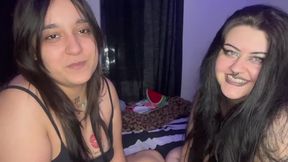 Nos besamos, la ato y uso mis juguetes con ella