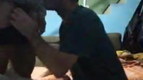 dando para o enfermeiro.