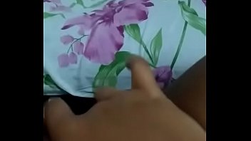Siririca enquanto me espera