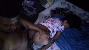 assistindo tv com minha enteada nao resisti e botei no cu dela em quando minha esposa nao chegava