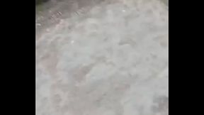 Mostrando a rola na passarela